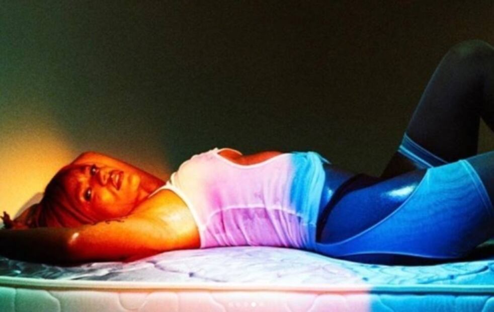 Karol G se defiende tras críticas por la pancita que luce en esta foto