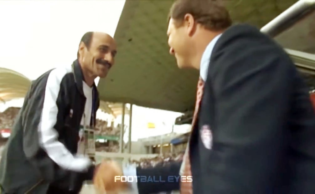 Entrenadores Jalal Tamebi y Steve Sampson, 1998. Se supo que los jugadores iraníes oraban cinco veces al día y afirmaron que, “cuando enfrentamos [y vencieron] a los estadounidenses, fue Dios quien nos ayudó”. Foto: Captura de Pantalla.