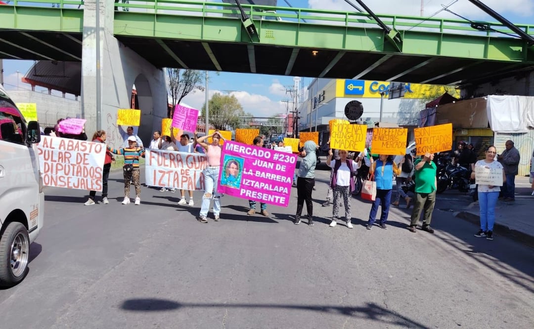 Comerciantes del Mercado Juan de la Barrera, bloquean lateral de Zaragoza dirección al centro. Foto: Juan Carlos Williams