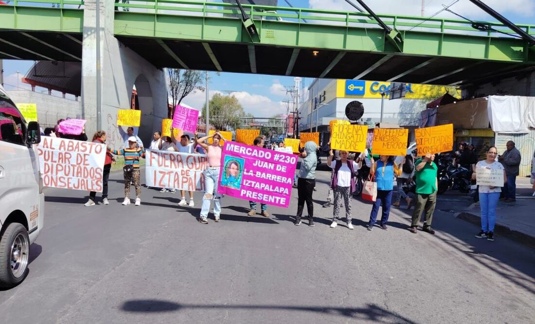 Comerciantes del Mercado Juan de la Barrera, bloquean lateral de Zaragoza dirección al centro. Foto: Juan Carlos Williams
