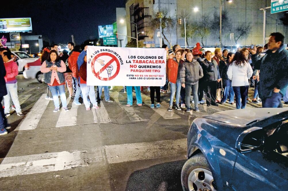 Habitantes de varias colonias de la delegación Cuauhtémoc se manifestaron contra la instalación de los aparatos. (LUIS CARBAYO. CUARTOSCURO)