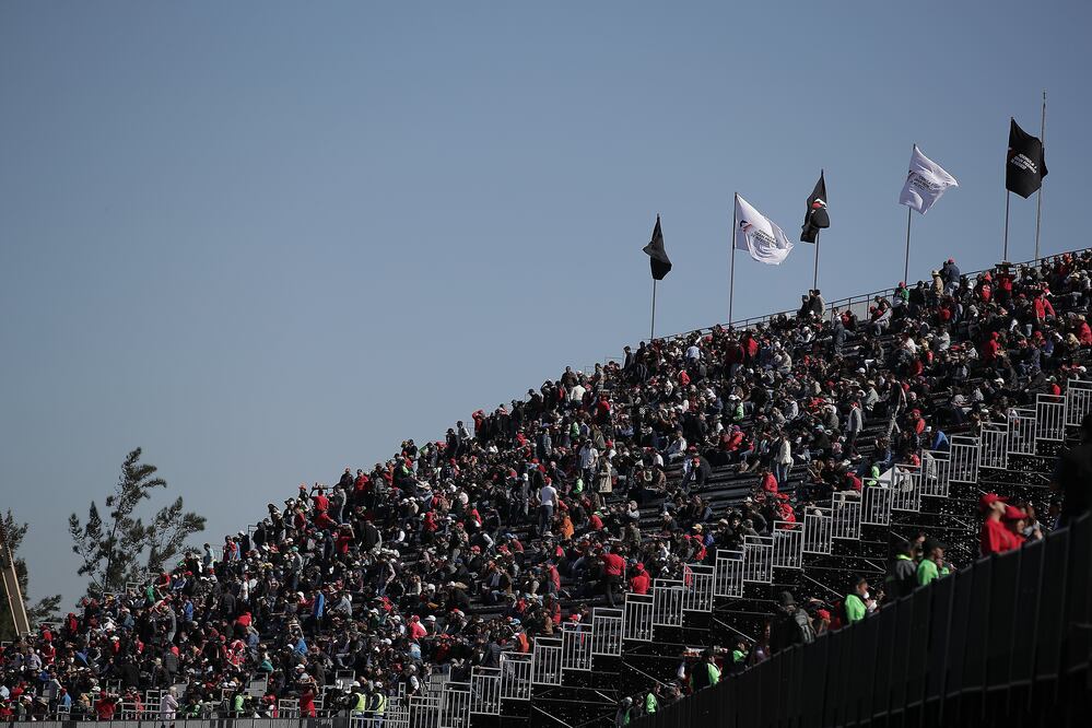 Aficionados en la cuarta sesión de práctica del Gran Premio de México. (FOTO: Alejandro Acosta. EL UNIVERSAL)