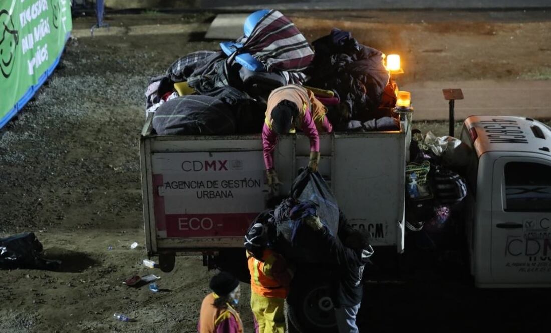Conforme iban barriendo, los trabajadores separaban los deshechos en montones, en una pila había ropa, cobijas, incluso peluches que los migrantes abandonaron. Foto: EL UNIVERSAL
