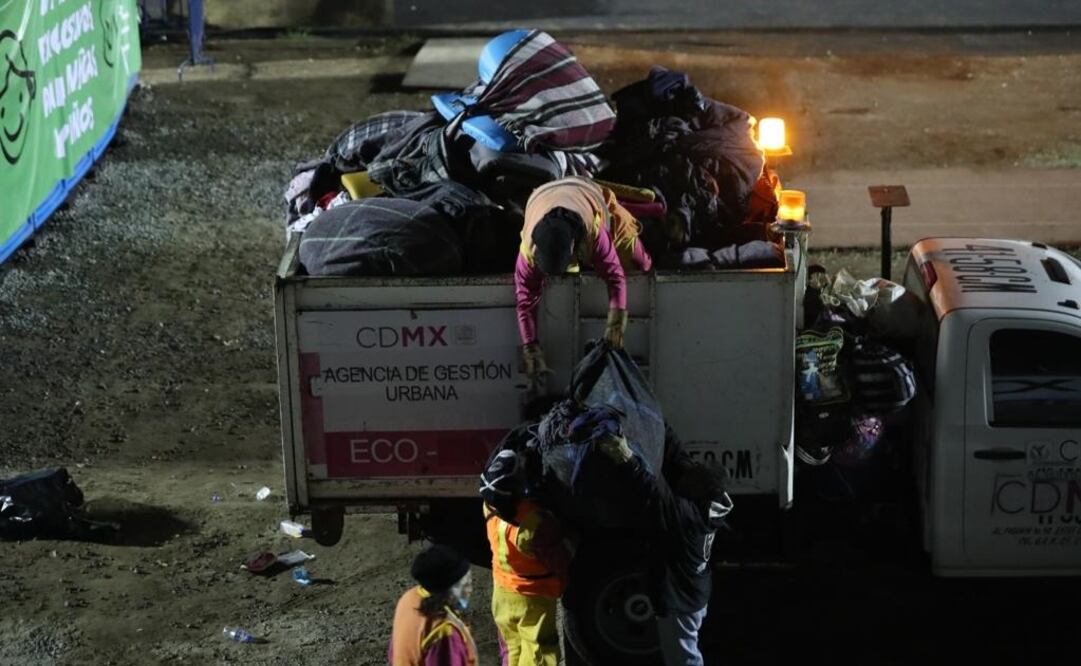 Conforme iban barriendo, los trabajadores separaban los deshechos en montones, en una pila había ropa, cobijas, incluso peluches que los migrantes abandonaron. Foto: EL UNIVERSAL