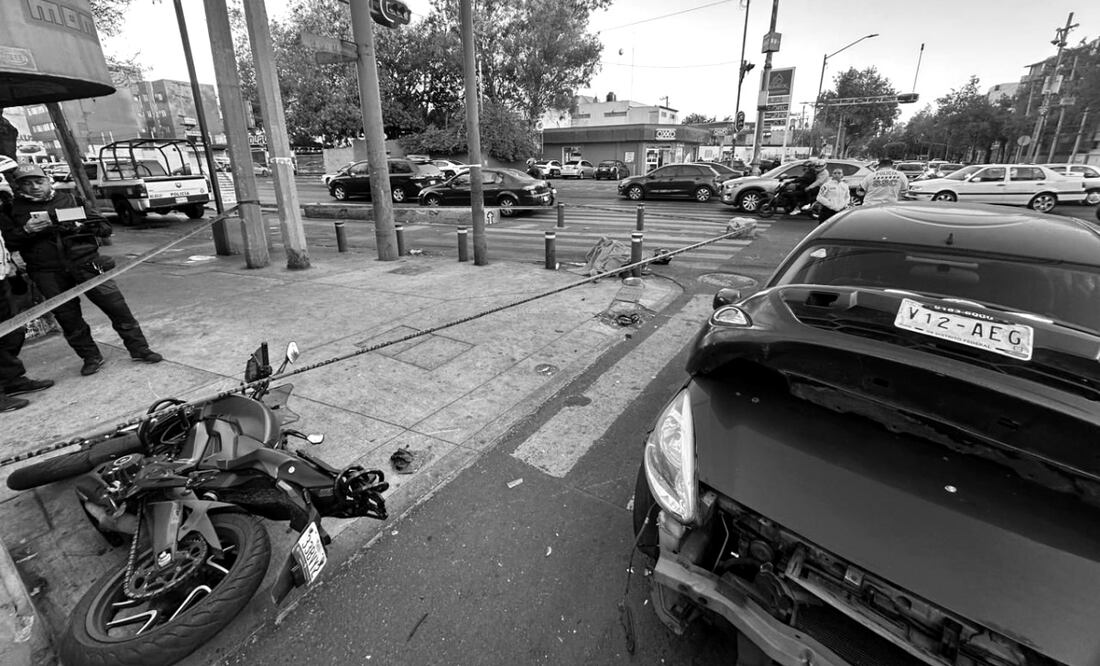 Al lugar arribaron equipos de emergencia quienes atendieron al conductor de la motocicleta. Foto: Especial