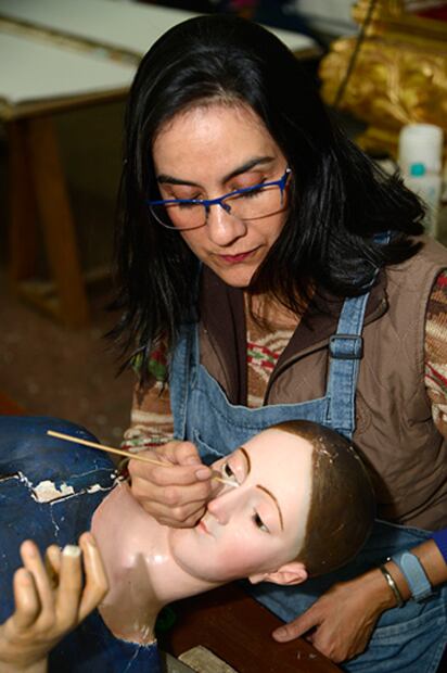 Expertos estudian esculturas para ubicar vínculo entre lo devoto y lo venerado