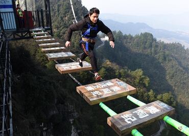 ¿Cruzarías este puente suspendido sin barandales a 123 metros del suelo?