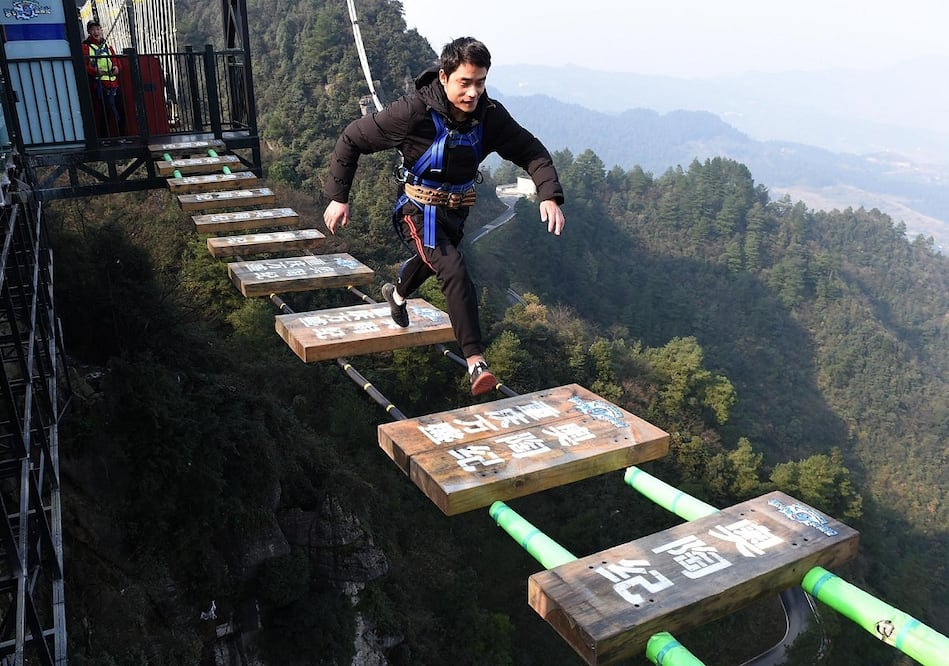 Camina sobre un puente suspendido en un parque temático en China. Foto: China Plus