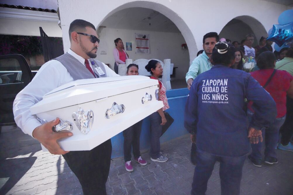 Alexis, padre de Tadeo, después de recoger el cuerpo de su hijo, lo llevó a una funeraria para despedir al pequeño que murió por las quemaduras que sufrió en el camión en el que iba con su madre. (EFE)