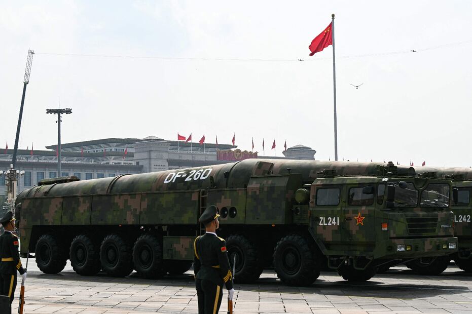 El misil balístico DF-260, que China asegura es capaz de alcanzar Guam y las instalaciones militares estadounidenses ubicadas allí, hizo su debut en el desfile. Fue diseñado para atacar buques de guerra grandes y medianos, incluidos los portaaviones estadounidenses de las clases Nimitz y Ford y es capaz de evadir la interceptación por parte de los sistemas defensivos estadounidenses y aliados, como Patriot, THAAD y Aegis, los sistemas antimisiles más potentes del arsenal estadounidense. FOTO: AFP