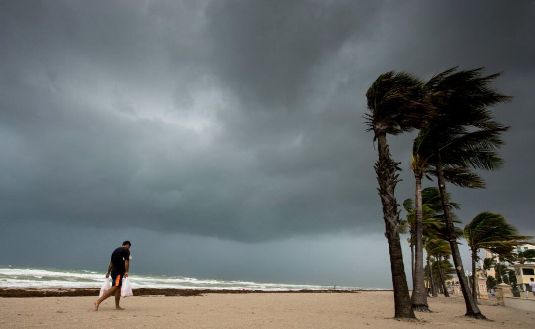 Un hombre pasea por una playa en medio de fuertes vientos y un cielo amenazador en Florida, mientras el huracán Irma se acerca al estado. Foto: AP