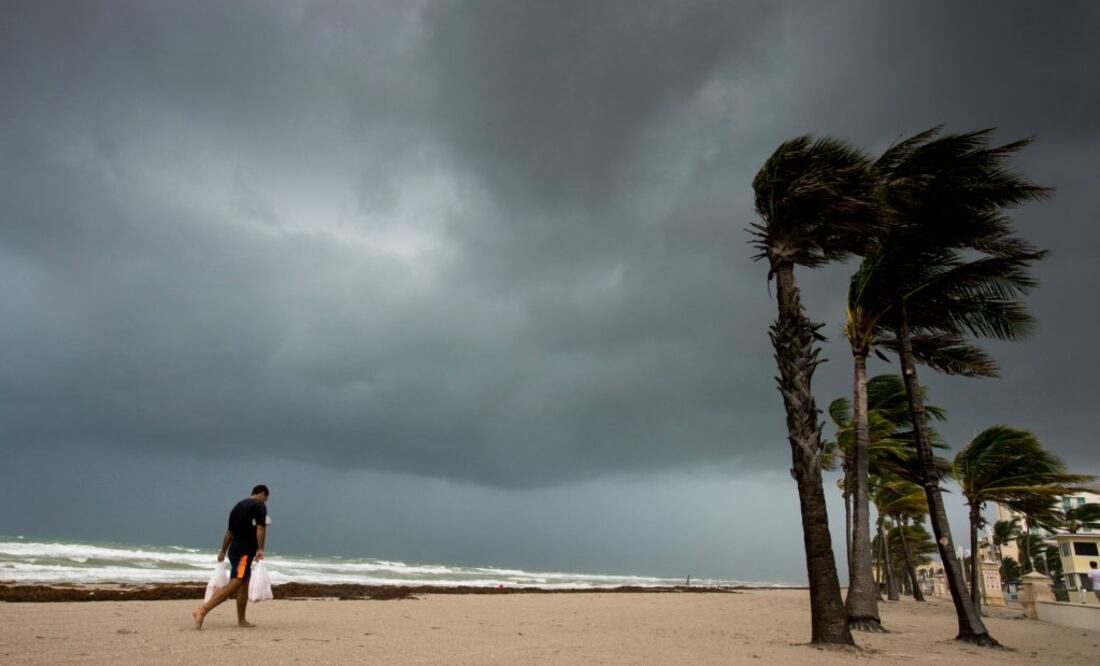 Un hombre pasea por una playa en medio de fuertes vientos y un cielo amenazador en Florida, mientras el huracán Irma se acerca al estado. Foto: AP