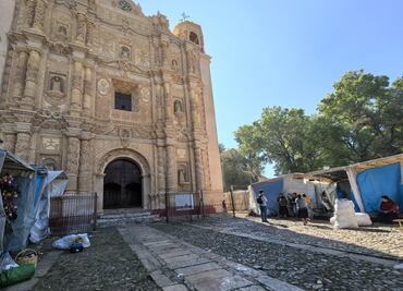 Tras acuerdo, vendedores tzotziles liberan fachada del templo de Santo Domingo en Chiapas; se habían instalado desde 1989