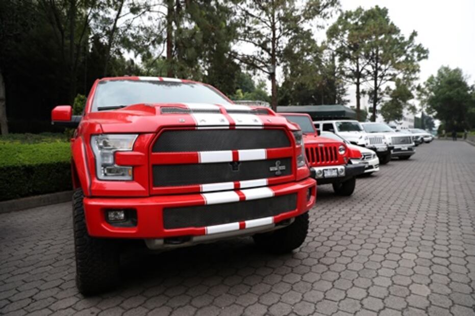Llegan a Los Pinos autos de súper lujo a subasta: un Lamborghini, un Corvette...