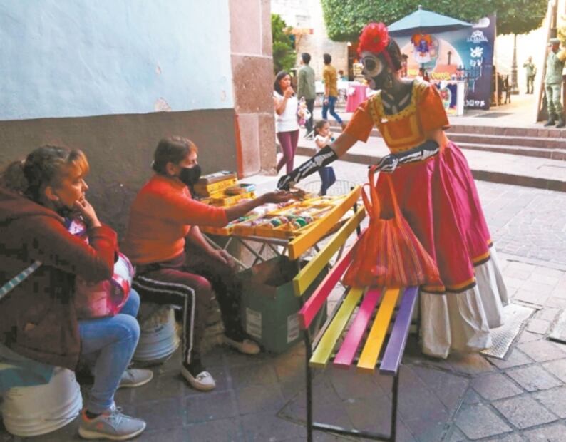 Ni la "muerte" la separa de su vocación, y la luce en calle