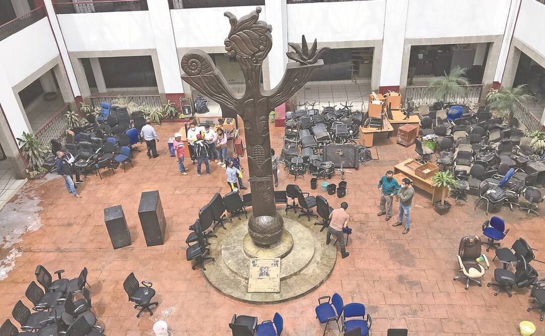 La parte baja del Palacio Municipal aún no opera, pues el agua arrasó con mobiliario y equipo electrónico. Foto: Rebeca Jiménez/ EL UNIVERSAL.