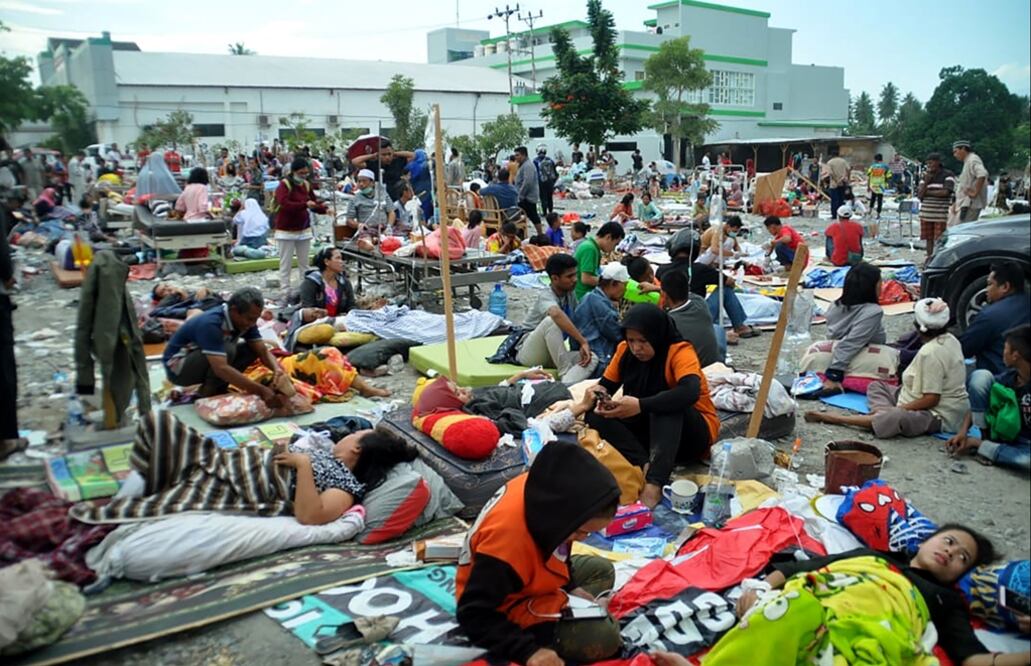 Casi 400 personas murieron en el potente terremoto y posterior tsunami que golpearon la isla indonesia de Célebes, donde los hospitales no dan abasto para tratar a los heridos. Foto: AFP