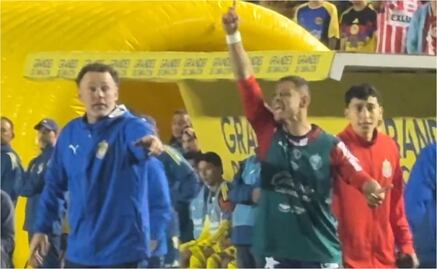 Chicharito Hernández debuta como DT de Chivas en el Clásico Nacional y le roba los reflectores a Milito