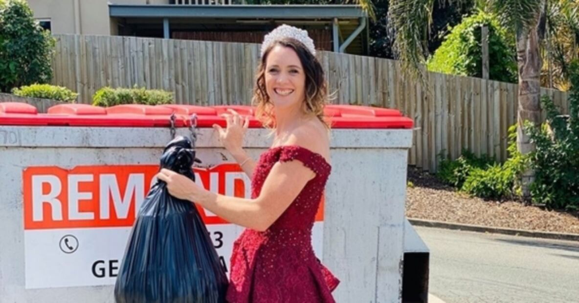 Con vestido de noche y tiara, esta chica sale a tirar la basura y se vuelve viral