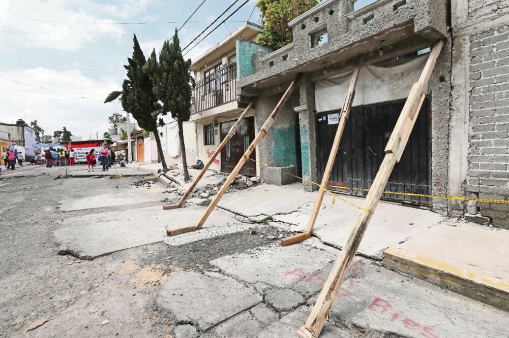 Las colonias Del Mar y La Nopalera son dos de las más afectadas tras el sismo del 19-S en la delegación Tláhuac (JUAN CARLOS REYES. EL UNIVERSAL)