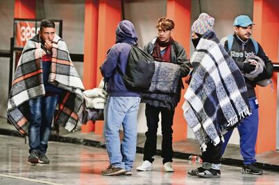 Siguen su viaje 2,324 migrantes de albergue en Mixhuca
