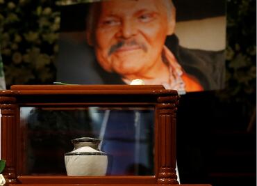 Congreso guarda minuto de silencio por José Luis Cuevas