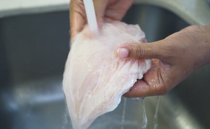 Por esta razón no deberías lavar las pechugas de pollo