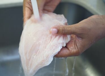 Por esta razón no deberías lavar las pechugas de pollo