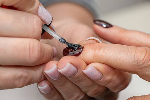 El gelish es un esmalte de alta duración y sencillo de remover. Foto: Unsplash