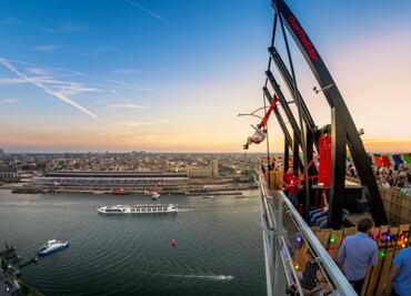 Ámsterdam estrena el columpio más alto de Europa