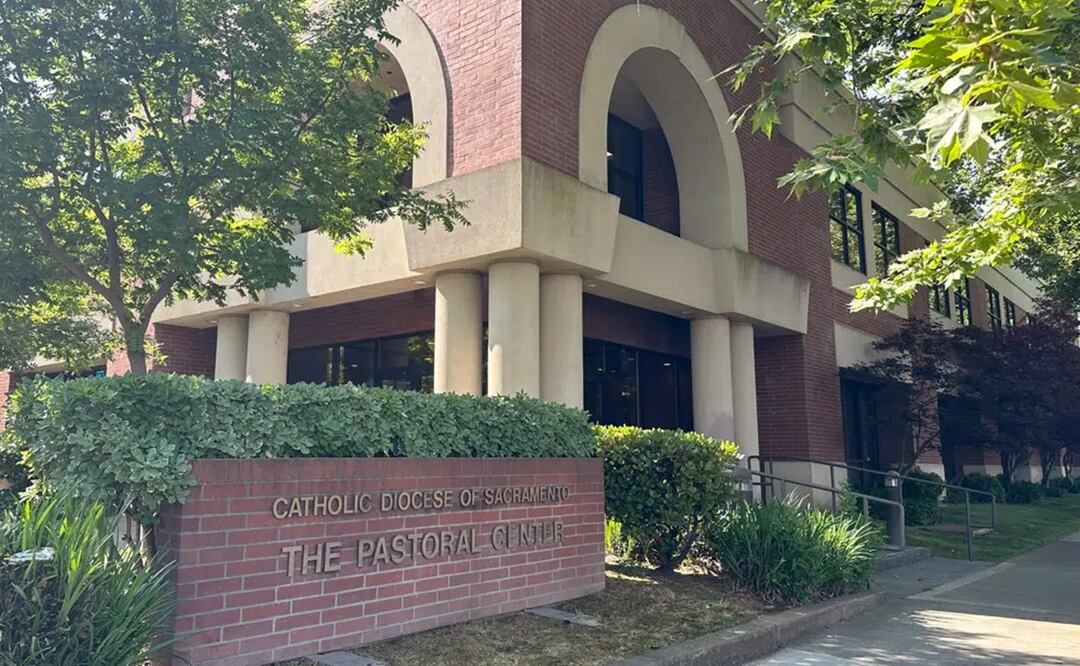 En esta imagen, vista de las oficinas de la diócesis católica de Sacramento, en Sacramento, California, el 5 de junio de 2023. Foto: AP