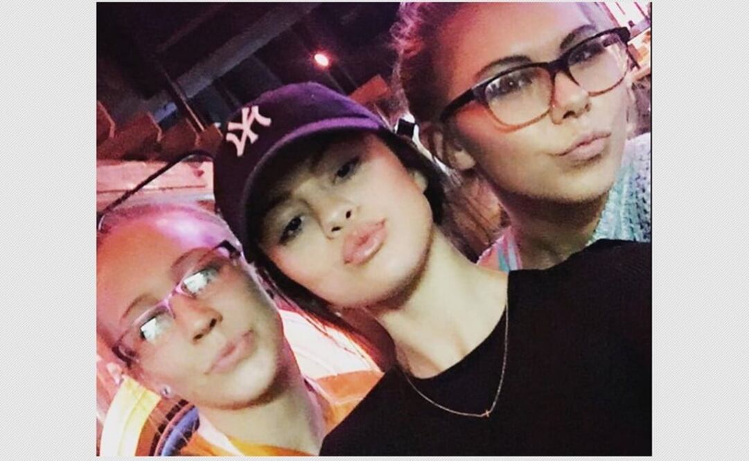 FOTO: La cantante se mostró de buen humor y se tomó fotografías con sus fans. Foto: Twitter