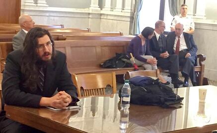 Juez en EU ordena a hombre de 30 años mudarse de casa de sus padres