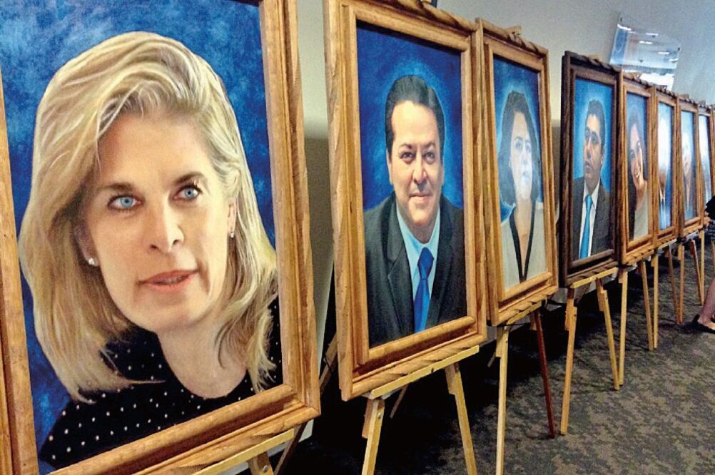 El senador panista Fernando Herrera Ávila asegura que el costo de los retratos, creación del artista Fernando Felguerez, lo cubrió de su propio bolsillo (JUAN ARVIZU. EL UNIVERSAL)