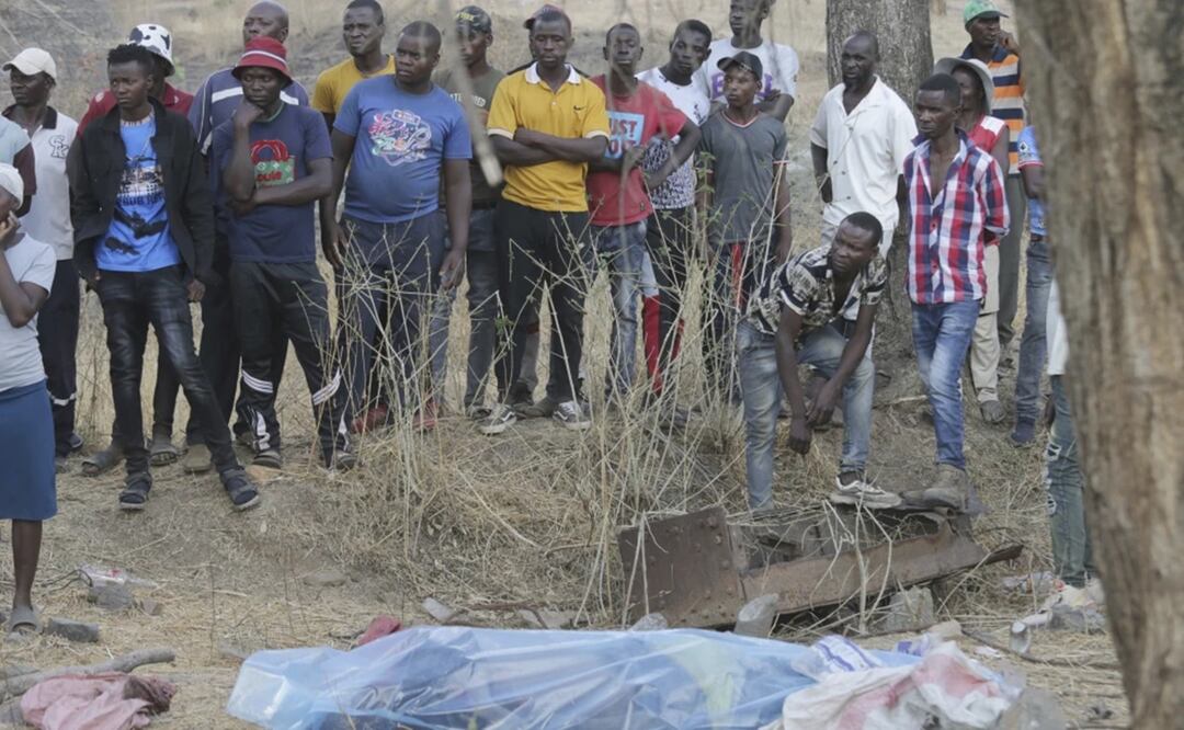 La escena después del colapso de una mina en Chegutu, a unos 100 kilómetros (60 millas) al oeste de Harare, Zimbabue, el 30 de septiembre de 2023. Foto: AP