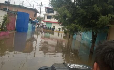 Buscan desviar agua de presa desbordada en Cuautitlán con costales