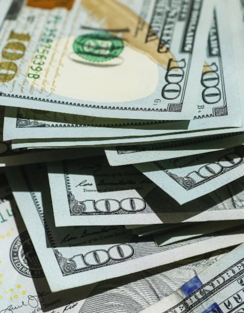 ¿Cuánto dinero puedes llevar en un vuelo internacional sin declarar?