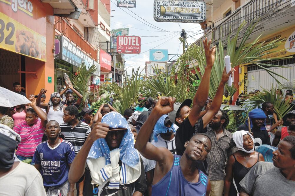 Migrantes africanos marcharon ayer hacia el centro de Tapachula, Chiapas, en demanda de tránsito libre por México. Foto: ISABEL MATEOS. CUARTOSCURO