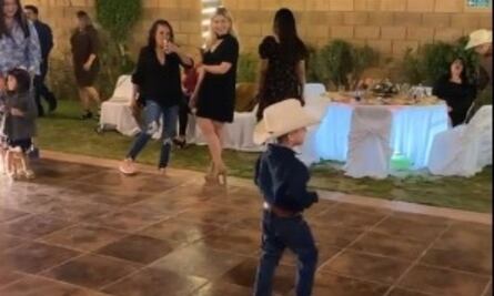 Mini Pasión de Gavilanes: niño se convierte en la atracción de una fiesta por su destreza para bailar