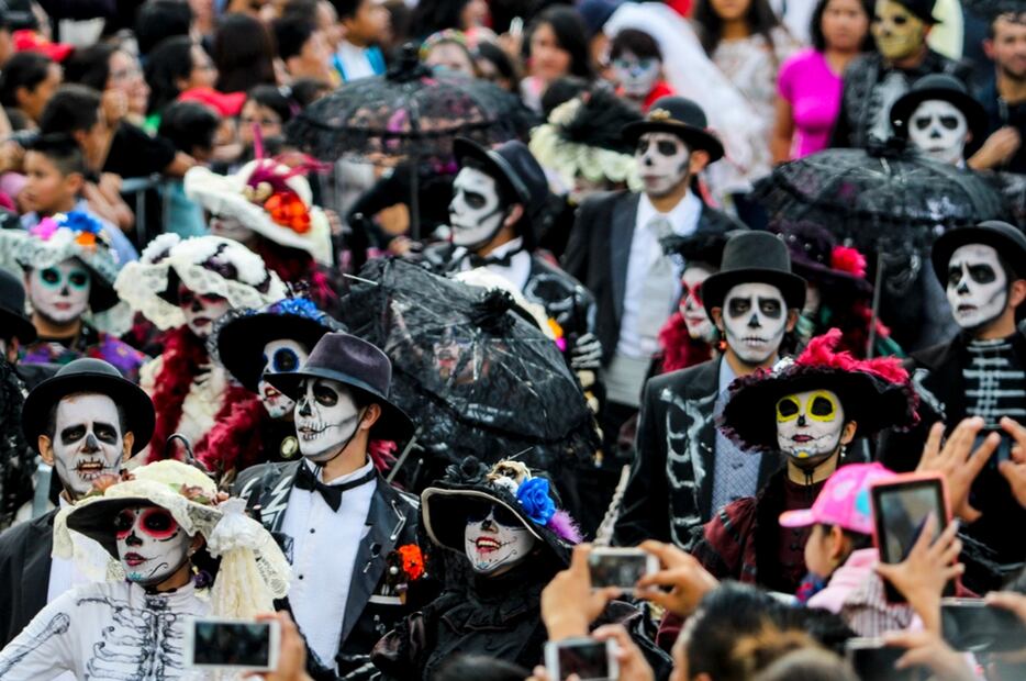 Al igual que actos como esta pasarela de catrinas del 2016, el pan de muerto y otros símbolos del Día de Muertos fusionan aspectos culturales tanto locales como europeos. Foto: Germán García/EL UNIVERSAL.