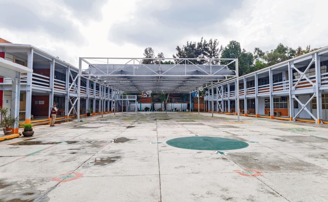 Después de cinco décadas de su construcción, esta primaria fue reforzada en la periferia con trabes que unieron columna con columna, explicó un funcionario. Foto: Yaretzy M. Osnaya / EL UNIVERSAL