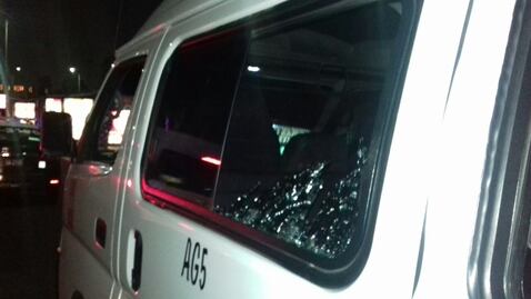 Mujer se resiste a robo y le disparan en el rostro