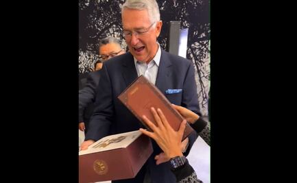 "Lo mejor es la bolsa de dinero": Salinas Pliego recibe figura de Rico McPato como regalo de cumpleaños