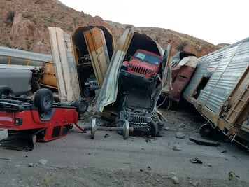 Camionetas pick-up resultan destruidas en choque de tren 