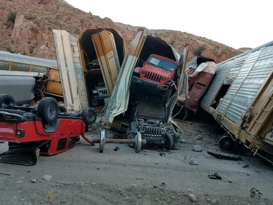 Camionetas pick-up resultan destruidas en choque de tren 