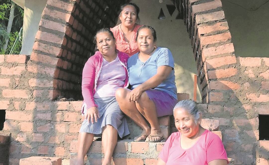 En mayo de 2022, las artesanas de Cachán participaron en la construcción del horno de la ENC.Foto: Escuela Nacional de Cerámica
