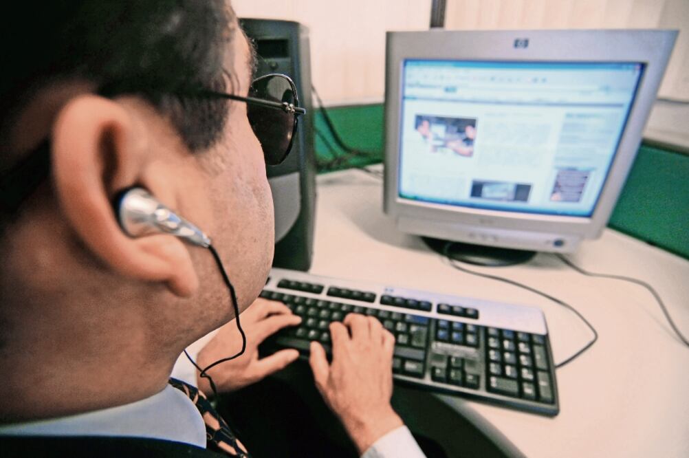 La mayoría de los sitios de internet son inaccesibles para las personas con discapacidad visual, destaca el titular de la Función Pública (ARCHIVO EL UNIVERSAL)