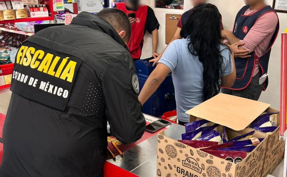 Fiscalía del Edomex asegura tienda 3B incendiada el pasado 22 de febrero; continua investigación para identificar a los responsables.
Foto: Especial.