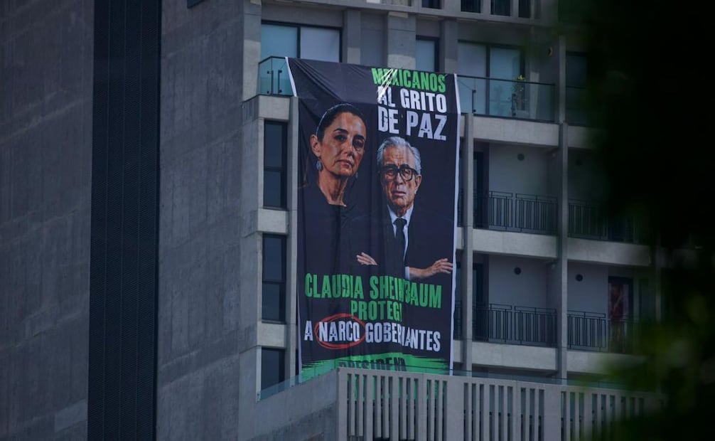 Durante el evento de rendición de cuentas de la presidenta Claudia Sheinbaum en el Monumento a la Revolución, despliegan una manta en referencia al caso Rocha Moya. Foto: Hugo Salvador/ EL UNIVERSAL
