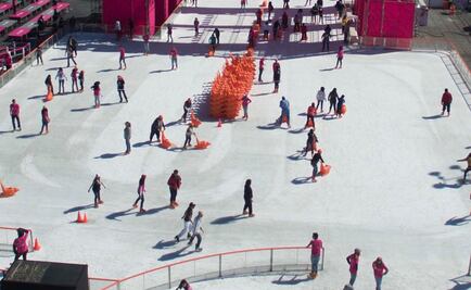 Jóvenes reciben apoyos económicos por trabajar en pista de hielo de Zócalo 